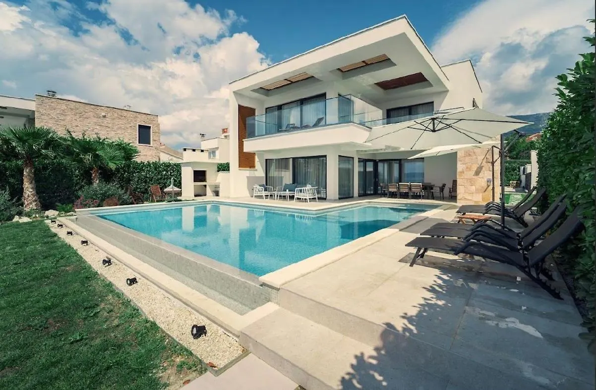 Villa Sea Star Luksuzna Vila Uz More S Infinity Bazenom Kastel Kambelovac Kastela Croatia