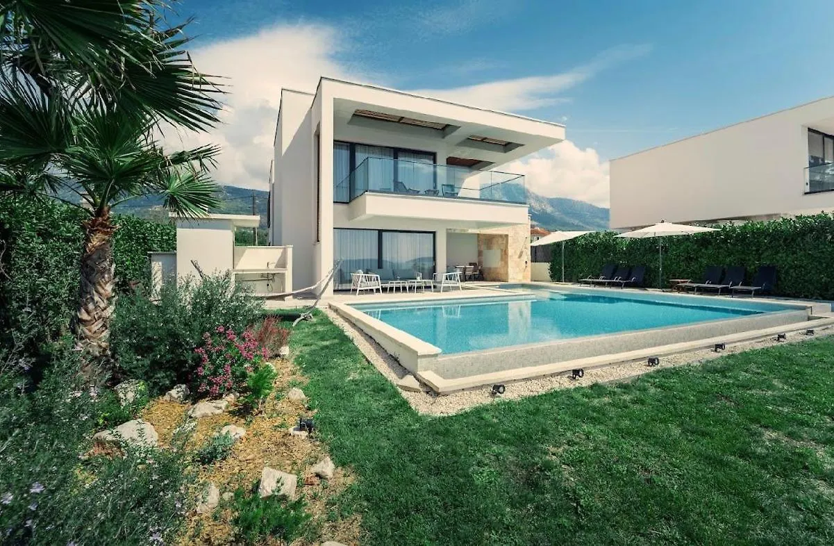 Villa Sea Star Luksuzna Vila Uz More S Infinity Bazenom Kastel Kambelovac Kastela 0*,  Croatia